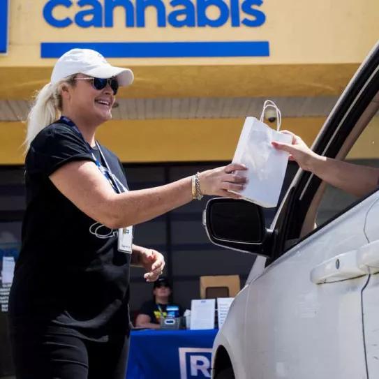 Dispensarios toman el modelo de recogida en coche para evitar contagios