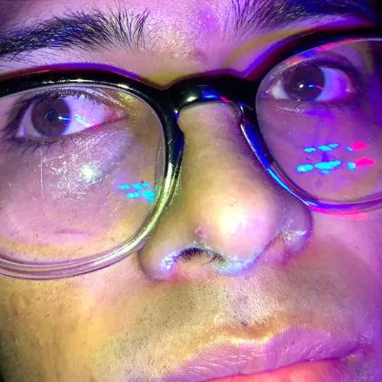 La policía pilló a una persona con cocaína en la nariz y dice que no es suya