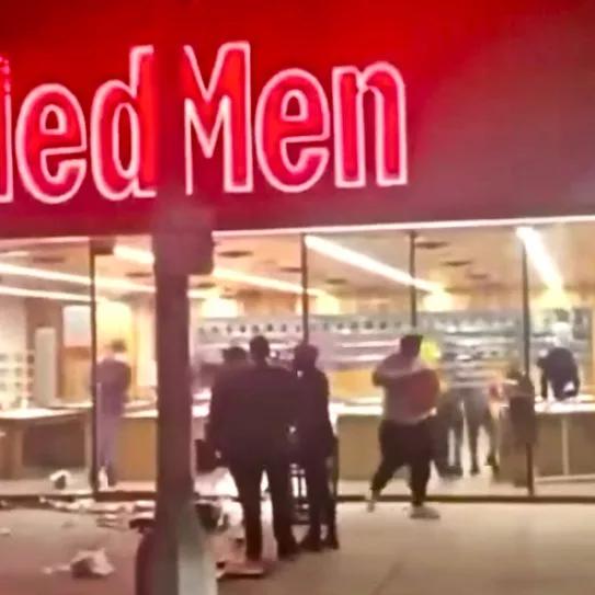 43 dispensarios de la costa oeste saqueados durante las protestas de esta semana