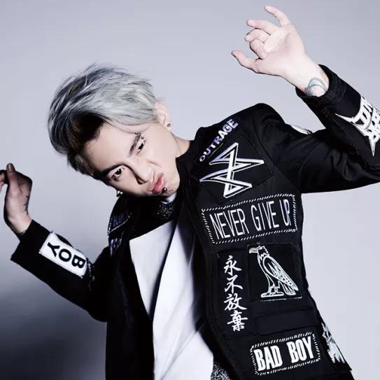 Multa a cantante por propagar el bulo de que la marihuana cura la COVID