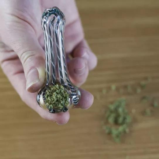 Guía visual: Cómo empacar y fumar una pipa de cannabis