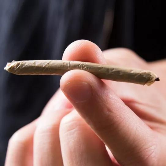 Multado un joven que se tragó un porro para evitar la sanción