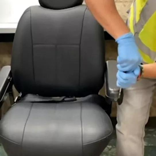 Detenido en Barajas un hombre que ocultaba 10 kilos de cocaína en su silla de ruedas