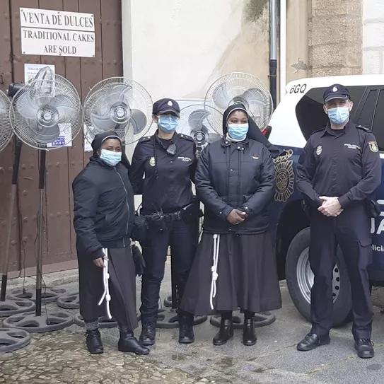 La Policía de Antequera reparte utensilios de cultivo decomisados para aprovecharlos 