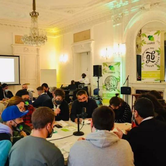 Los clubs cannábicos vascos se reúnen para debatir sobre la futura regulación autonómica