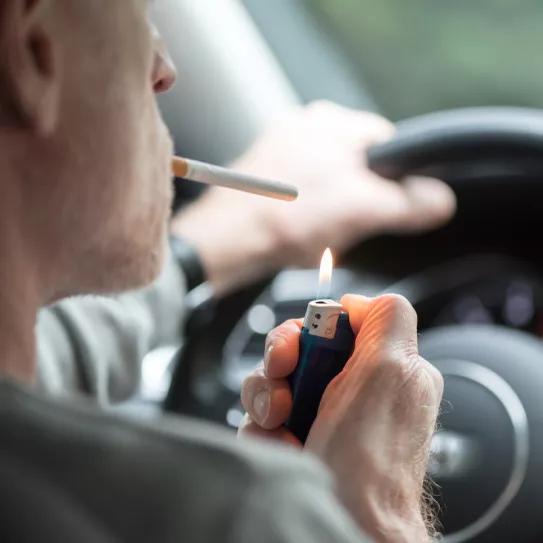 El Gobierno español plantea prohibir el consumo de tabaco en vehículos privados