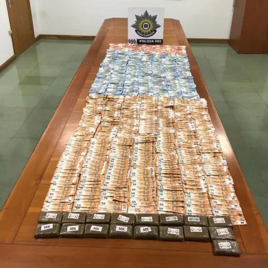 Una mujer de Vitoria lanza 24.000 euros por la ventana ante la llegada de la policía por una pesquisa de hachís