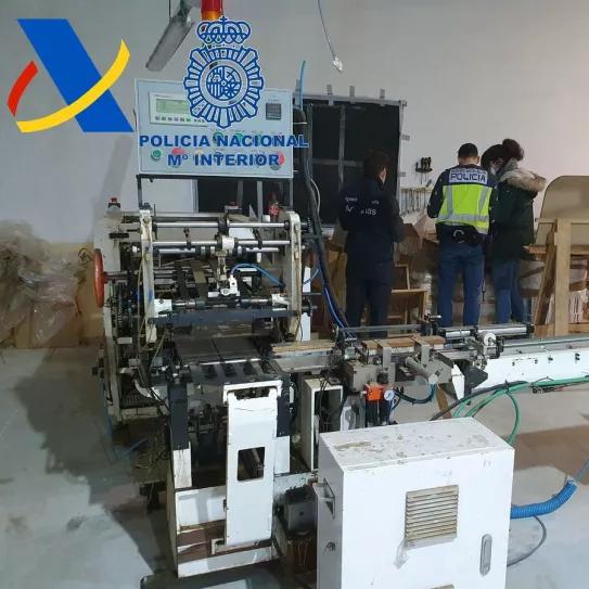 La policía desmantela una organización con cinco fábricas de tabaco ilegal en Andalucía 