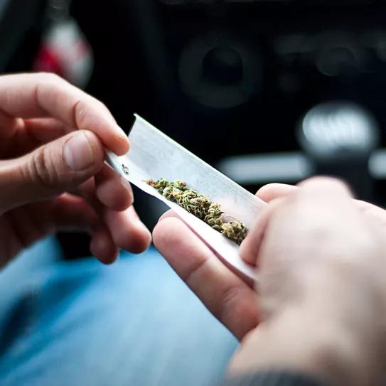 Llevar droga en el coche para uso personal no es sancionable, afirma un juez 