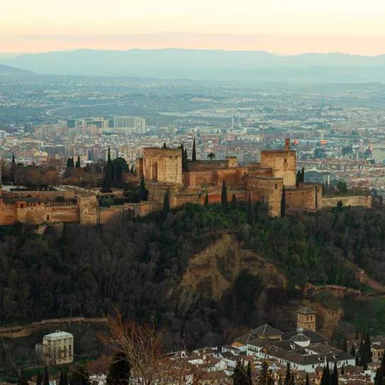 La Alhambra, cien porros posibles y una rave 