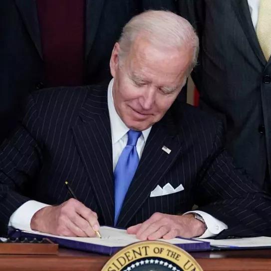 Biden indulta parcialmente a 75 presos de drogas