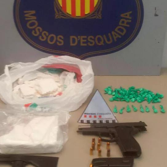 Droga y objetos "hallados" en el interior del vehículo.