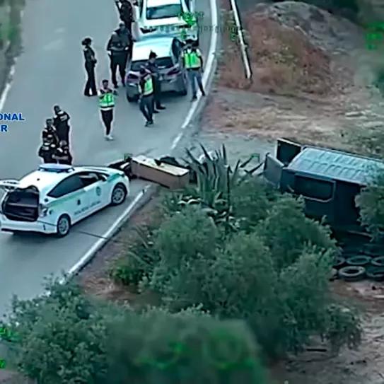 Persecución por carretera, 800 kilos de marihuana y un conductor fugado