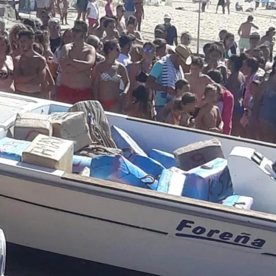 Vecinos de Cádiz tratan de salvar fardos de droga de las manos de la policía 