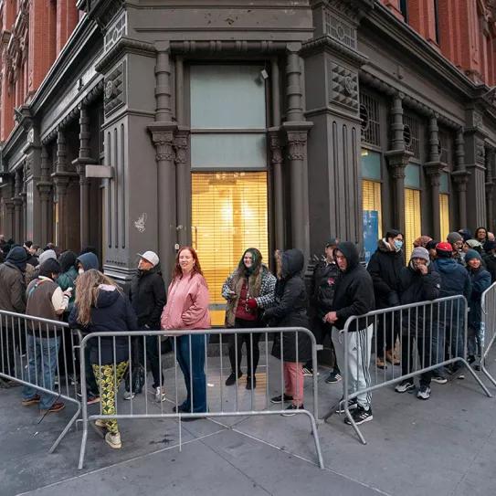 Nueva York abre la persiana de las tiendas de marihuana con largas colas 