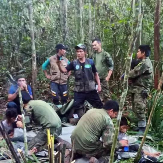 Momento del rescate de los niños en el Amazonas