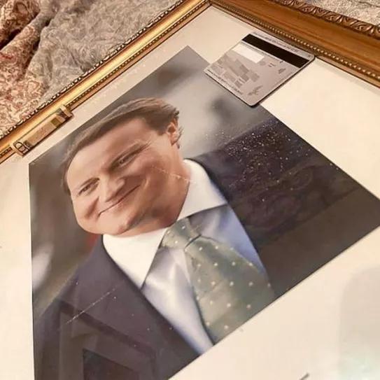 Pillan a una promesa del partido conservador británico sirviendo cocaína sobre una foto del exprimer ministro