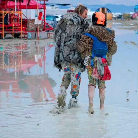 Una lluvia torrencial arruina el festival psicodélico Burning Man