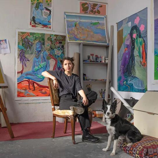 Valentina Vacó y su perra Marte en su estudio de Carabanchel (Madrid).