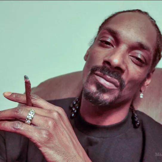 Snoop Dog lanzó una línea de papeles para liar porros gigantes