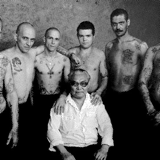 Danzig Baldaev, funcionario de prisiones ruso que dibujó y documentó el significado de unos tres mil seiscientos tatuajes, rodeado de presos.