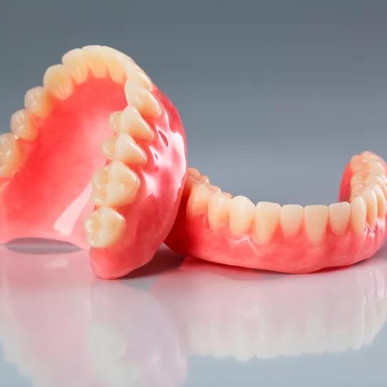 Descubren que el CBD ayuda a prevenir infecciones en dentaduras postizas