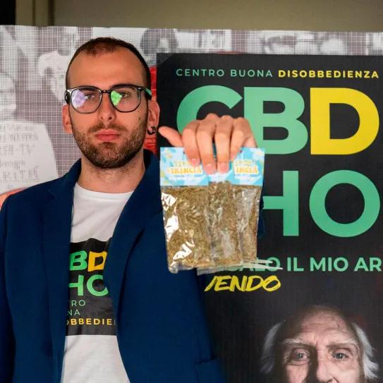 Desobediencia civil: dirigente político abre tienda de CBD en Italia