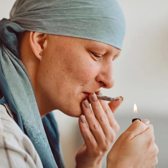 Uno de cada doce supervivientes de cáncer en EE UU consume cannabis