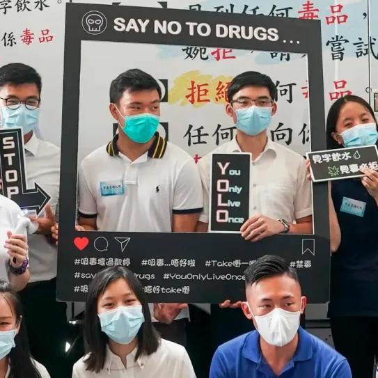 Campaña antidrogas de la policía de Hong Kong con "YOLO" como uno de sus lemas. Foto: Stand News.