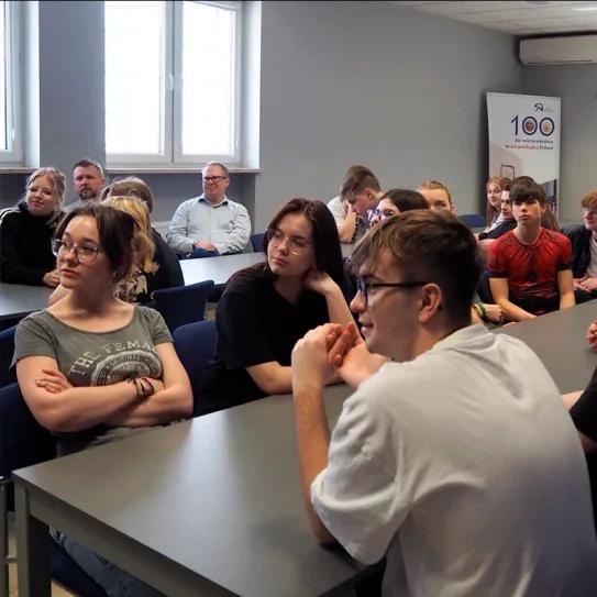 Jóvenes polacos reclaman educación sobre drogas y salud mental