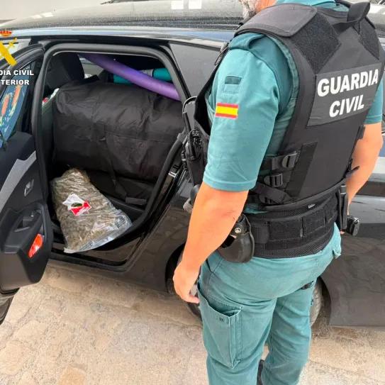 Detenido por conducir con 87 bolsas de marihuana en el coche