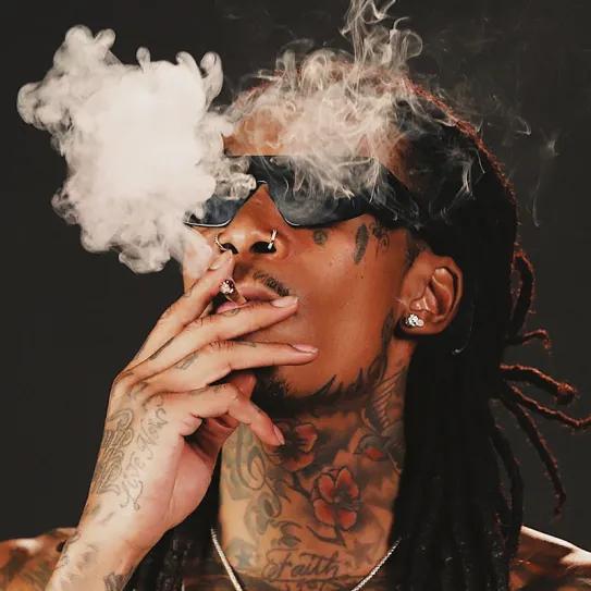 Rumanía condena a Wiz Khalifa por fumar cannabis en el escenario