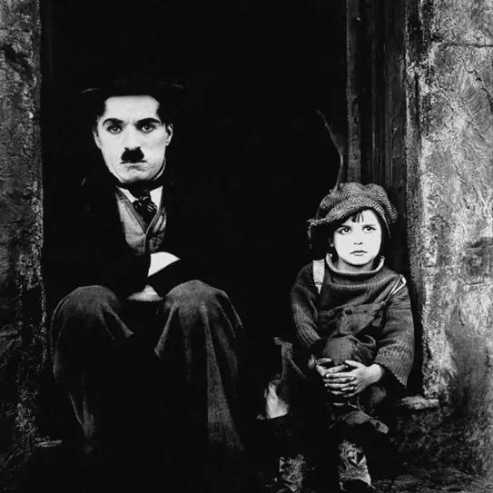 Un fotograma de "The Kid", por Chaplin