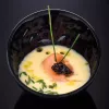 Crema fría de espárragos con salmón ahumado, Mandanga #5 y aceite de aceitunas negras 