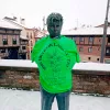 Activistas vascos cubren con camisetas cannábicas varias estatuas de Euskadi 