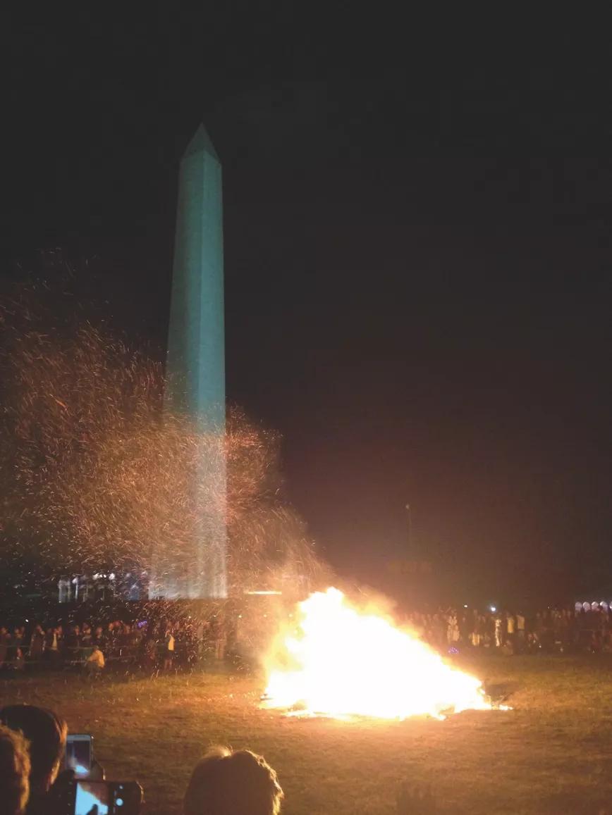 Quema de una celda simbólica en la vigilia por las víctimas de la guerra contra las drogas, junto al memorial al Presidente Washington