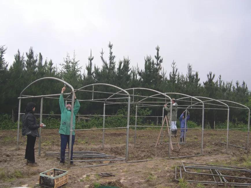 Montando el primer invernadero de Pannagh, en 2007