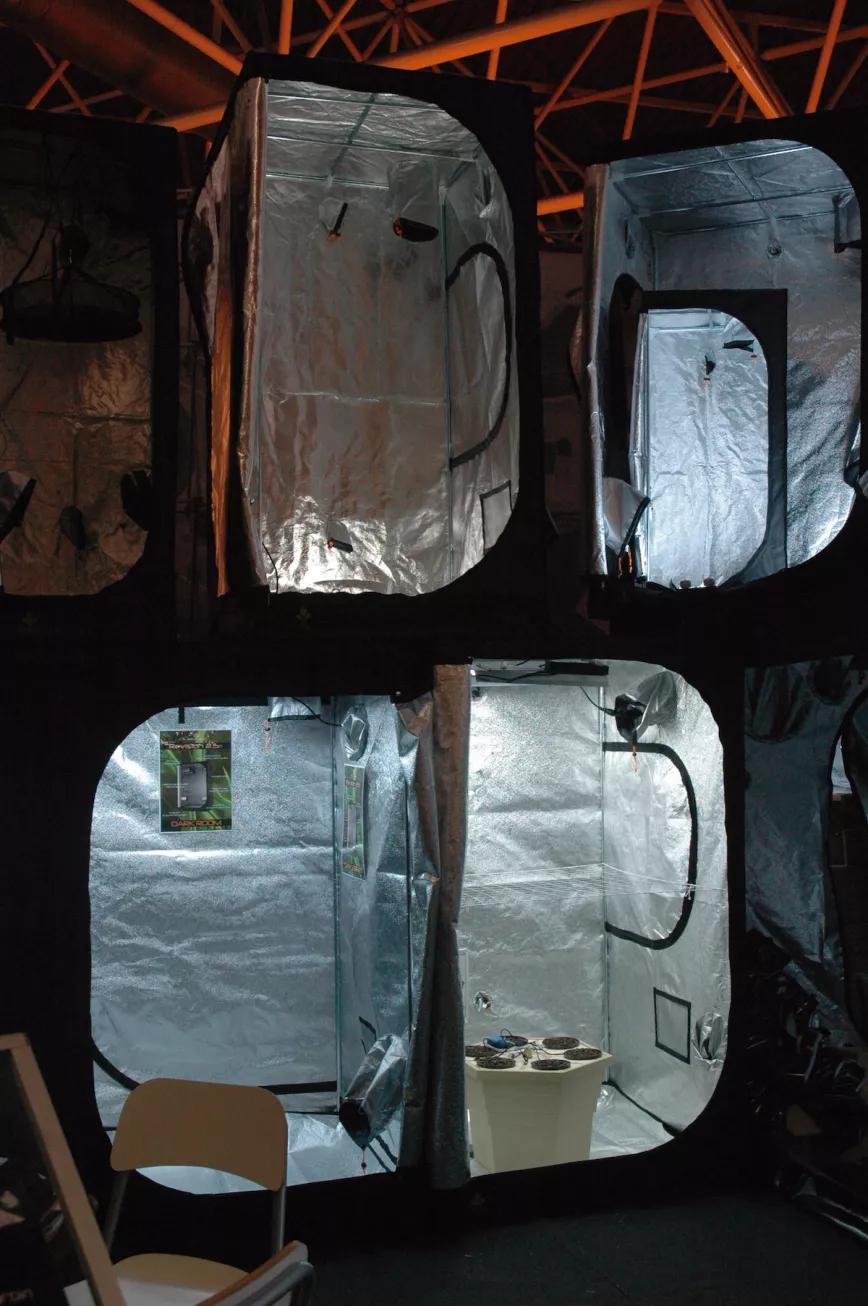 Los armarios de cultivo son discretos, estancos a la luz y se fabrican en muchos tamaños. 