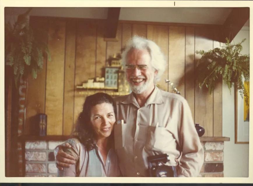 “La primera vez que hicimos el amor me con ó que sus pezones eran muy sensibles. Los toqué con delicadeza. Cerré los ojos. Bach era un hilo de plata contra un fondo azul y esmeralda” (Ann Shulgin. PIHKAL).