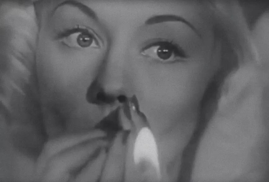 La rubia también dice que sí al canuto.