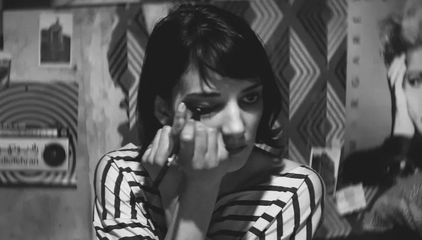 Una chica vuelve a casa sola de noche