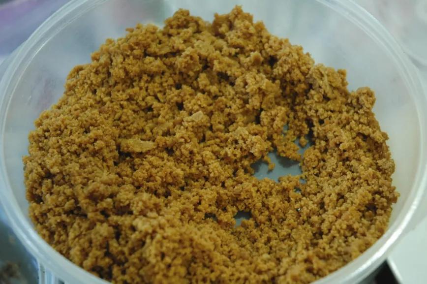 El azúcar moreno es rico en una buena fuente de carbohidratos y minerales que se pueden disolver en la solución nutriente