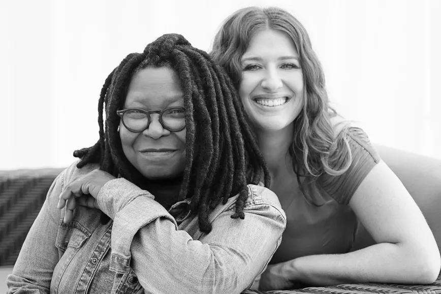 La actriz Whoopi Goldberg y su socia Maya Elisabeth, responsables de una empresa que comercializa marihuana terapéutica especializada en problemas menstruales y menopáusicos.