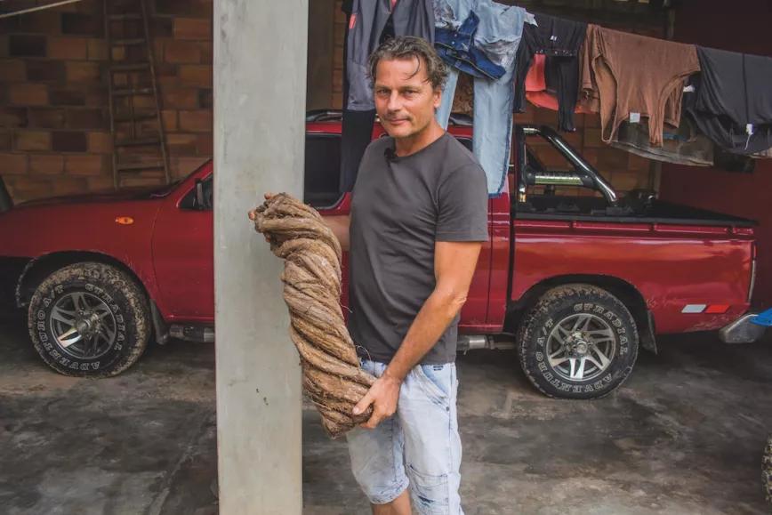 Bowie van der Kroon guardó como reliquia un pedazo de uno de los troncos más grandes que ha procesado. Desde hace quince años envía plantas secas y el remedio cocinado a particulares y mayoristas de los cinco continentes.