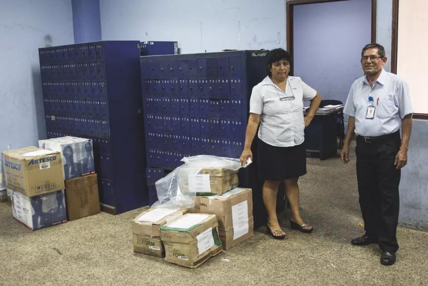 Durante años el remedio preparado se envió por correo al extranjero, pero el año pasado, el servicio postal de Perú dejó de admitir líquidos. La fermentación del preparado hacía explotar las botellas, dañaba los demás envíos y ponía en riesgo la seguridad de los aviones.