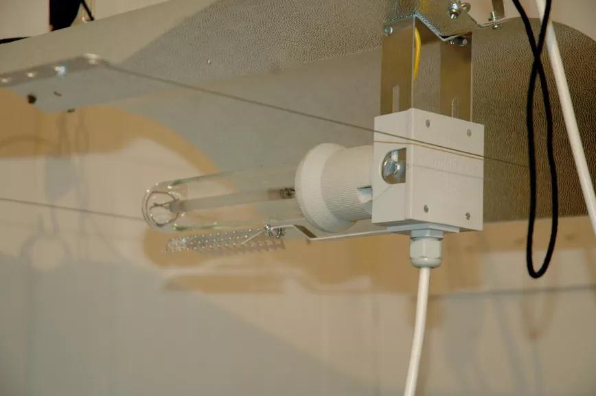 El spreader es una pieza metálica perforada que se coloca bajo la bombilla y sirve para disipar mejor el calor