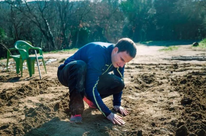Dani Rovira preparando el huerto en "100 Metros".