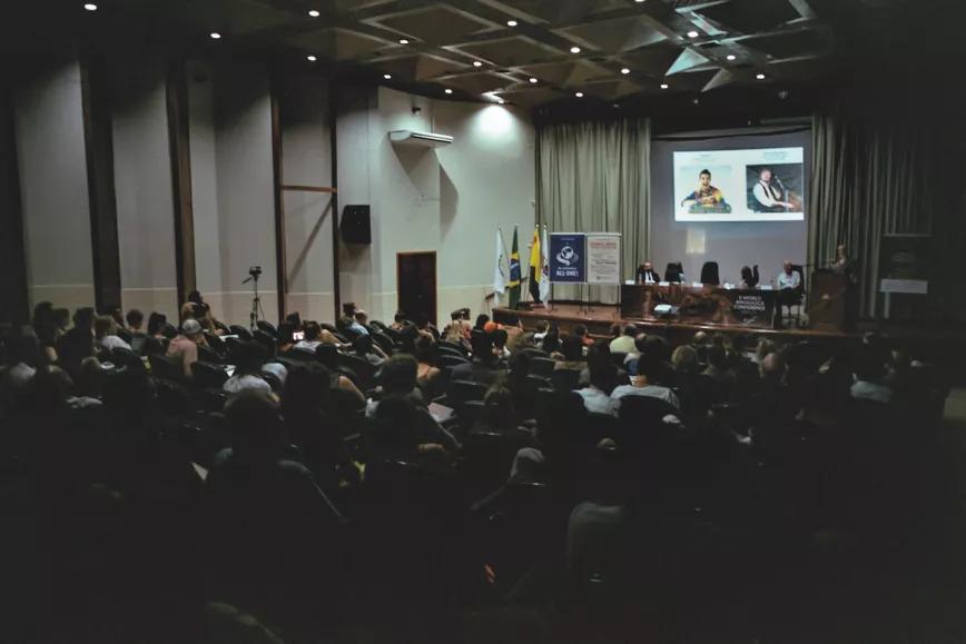 La segunda sala de la conferencia con la realización de un foro en curso.