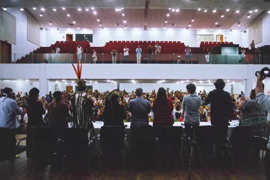Líderes indígenas junto a representantes de las religiones, autoridades locales y los directores de la Fundación ICEERS en la última mesa de la conferencia.