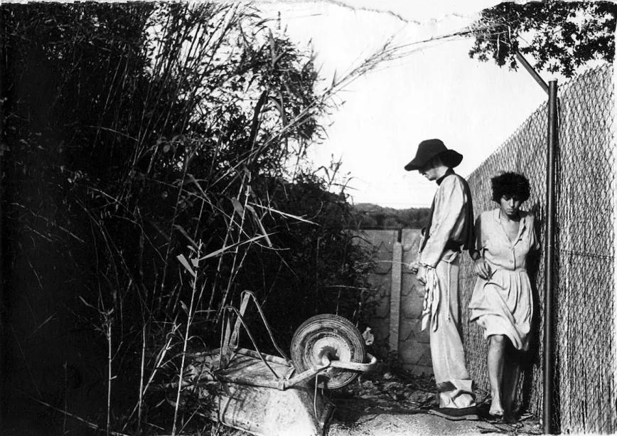 Personas orinando en una valla en Canet Rock 1976.